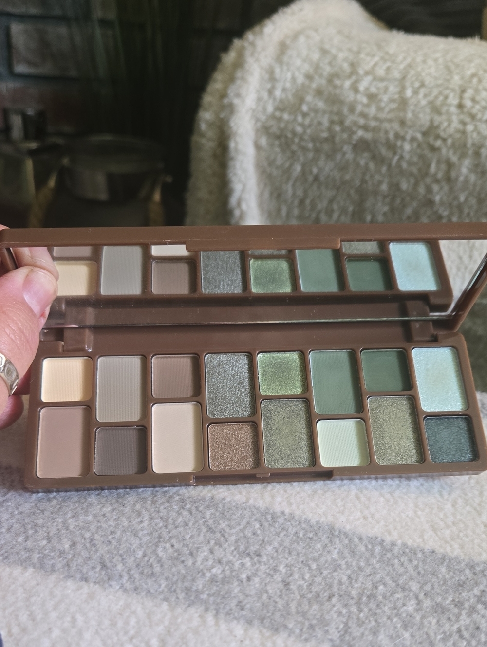 Neutral and Green Eyeshadow Palette - Assorted Matte & Shimmer Shades